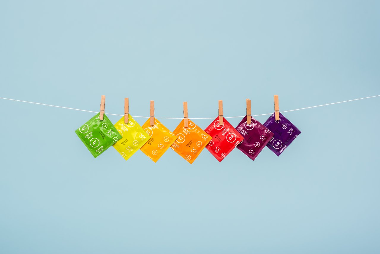 7 verschillende condoommaten van Mister Size aan waslijn