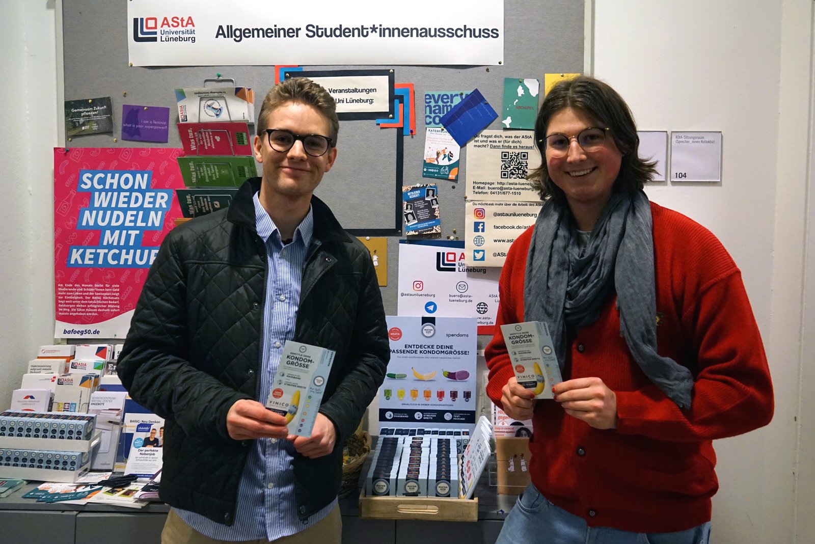Luis van Spondoms (links) opent de gratis condoomautomaat samen met Max van het AStA van de Leuphana Universiteit Lüneburg (rechts).